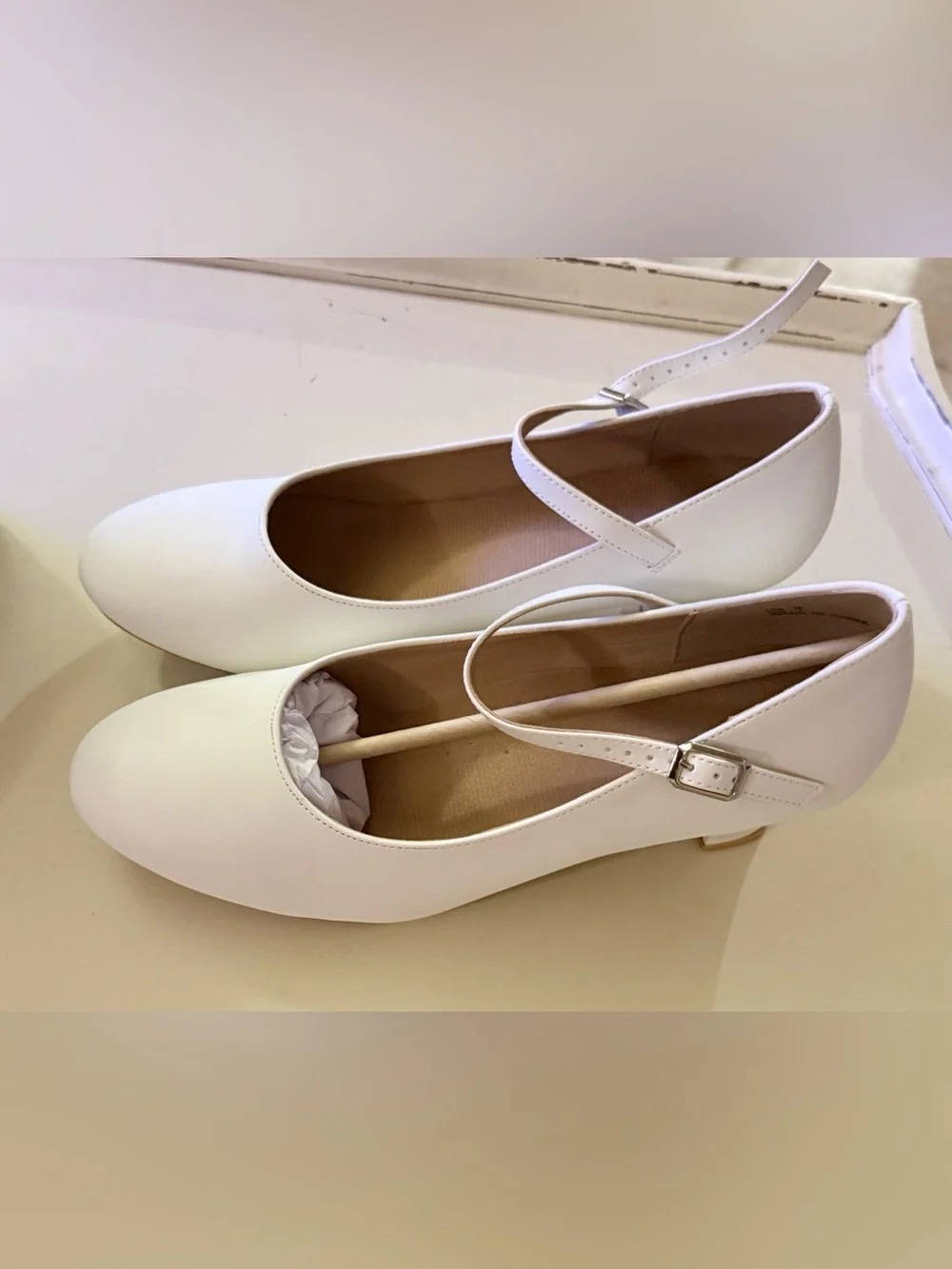 Dynadans White Vegan Leather Mary Jane Pumps Size 9